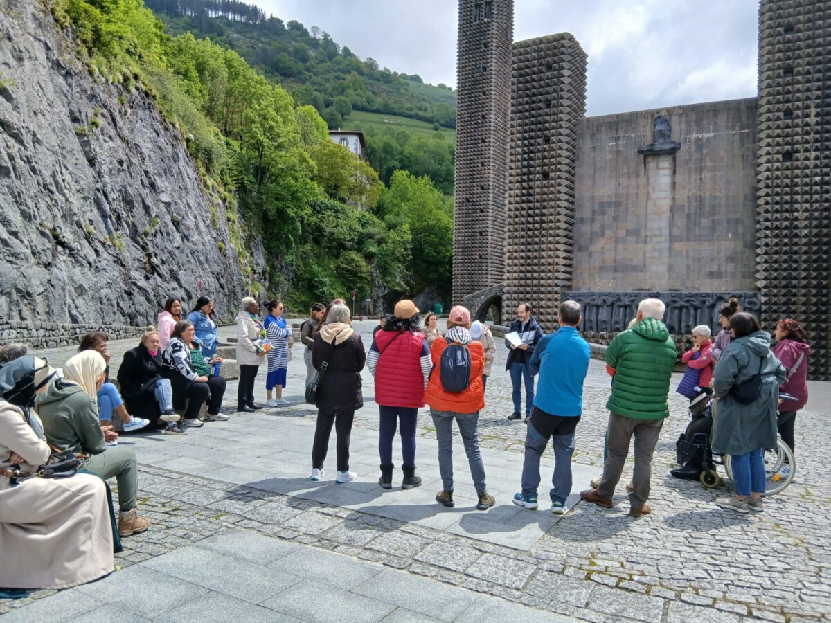 Mujeres de talleres socioeducativos de Erroak participan en el proyecto Elkarrekin Bila en Arantzazu, un espacio de descanso y crecimiento personal