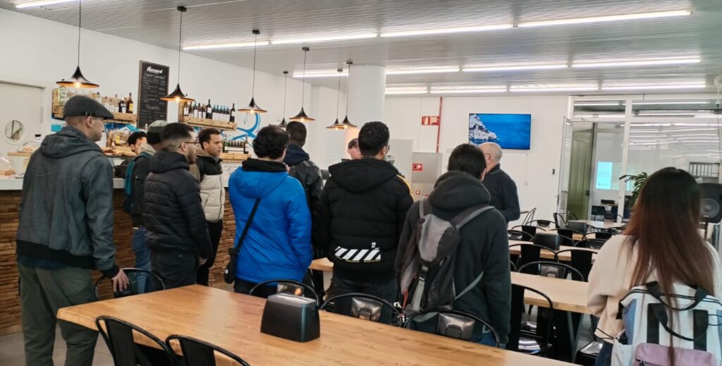 Grupos de formación de Erroak visitan Uba Hostel en Donostia para conocer un entorno laboral real vinculado a la limpieza, la hostelería y la inclusión social.