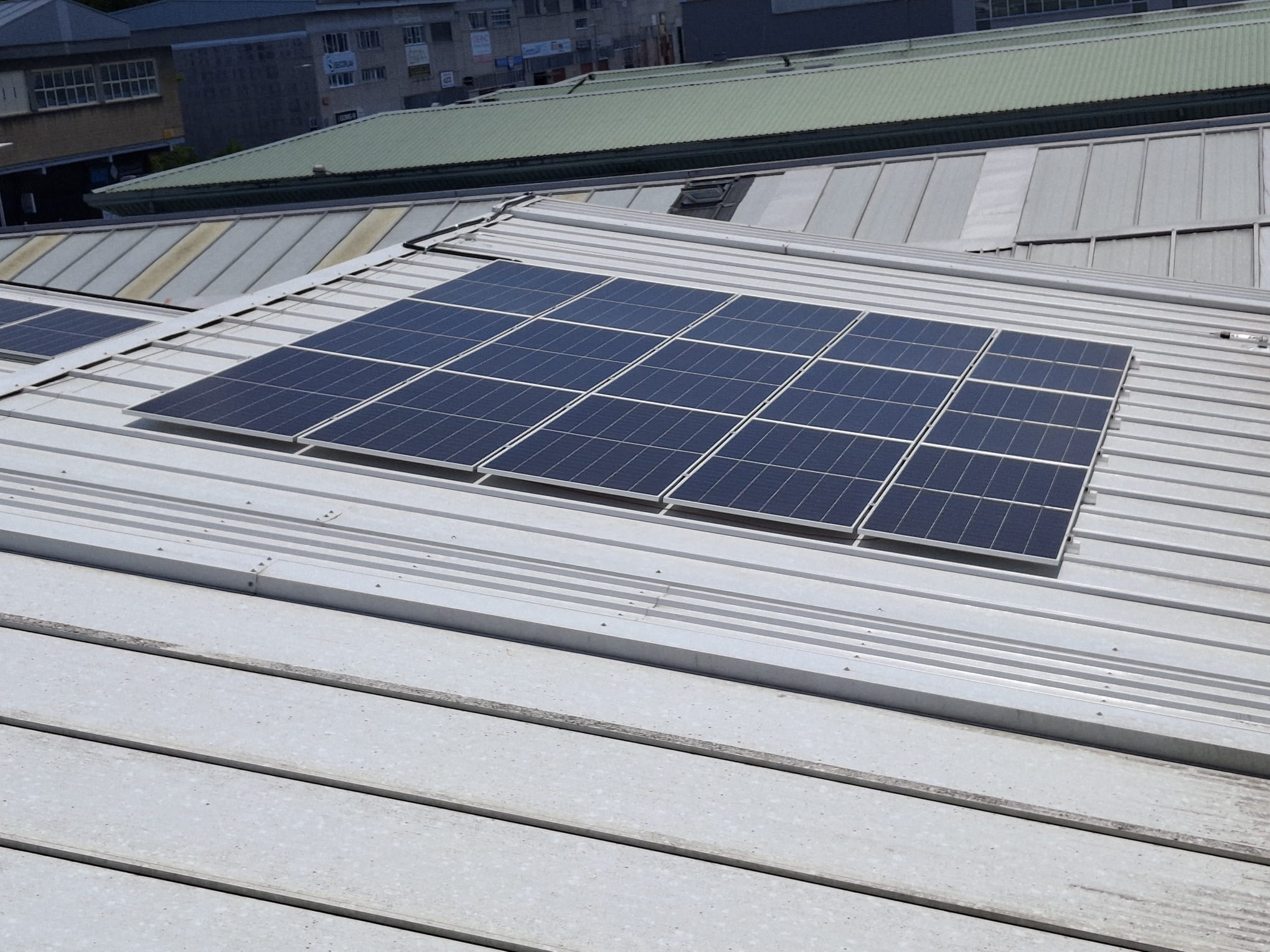 Foto general del tejado con las placas solares