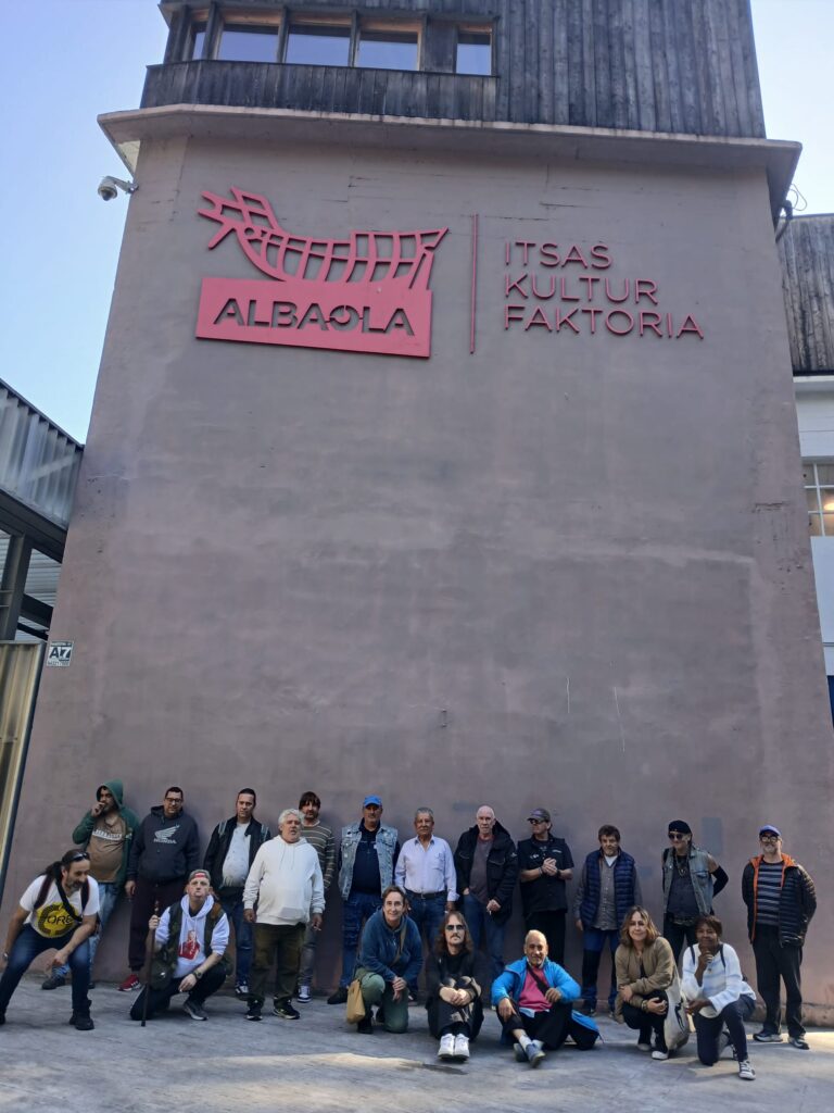 Visita de los talleres socioeducativos de Erroak Elkartea a Albaola