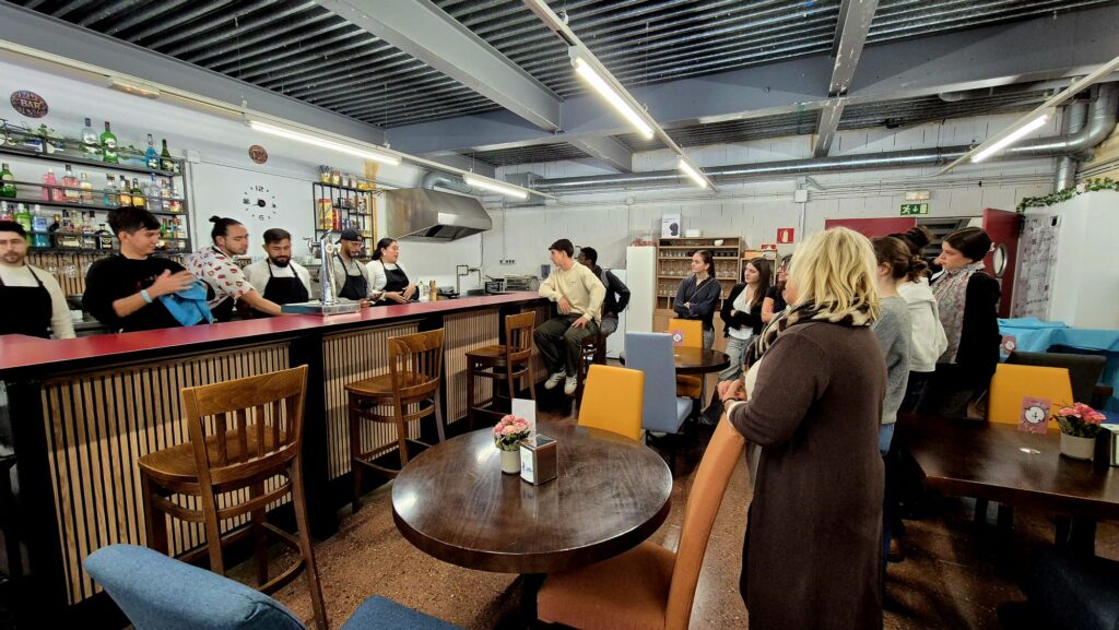 El alumnado del Certificado de Profesionalidad de Bar y Restaurante atiende al segundo curso de trabajo social y educación social de Deusto