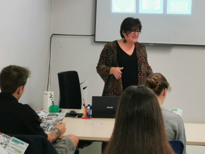 Explicando al alumnado de Deusto los recursos para la inserción sociolaboral en Erroak Elkartea