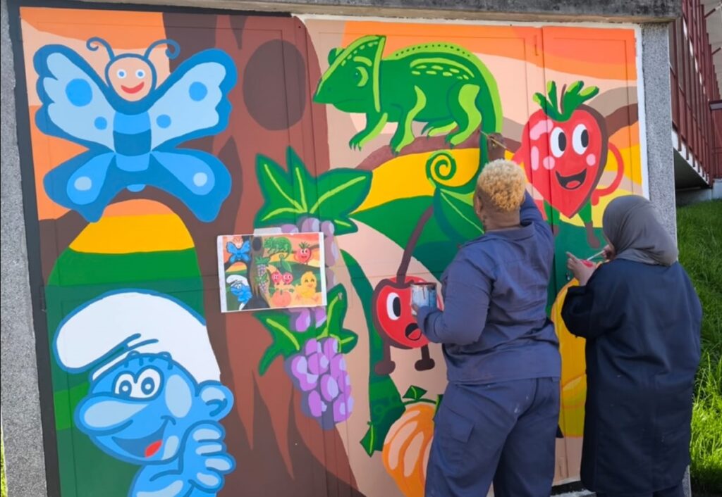 Mujeres pintando un mural en Andoain