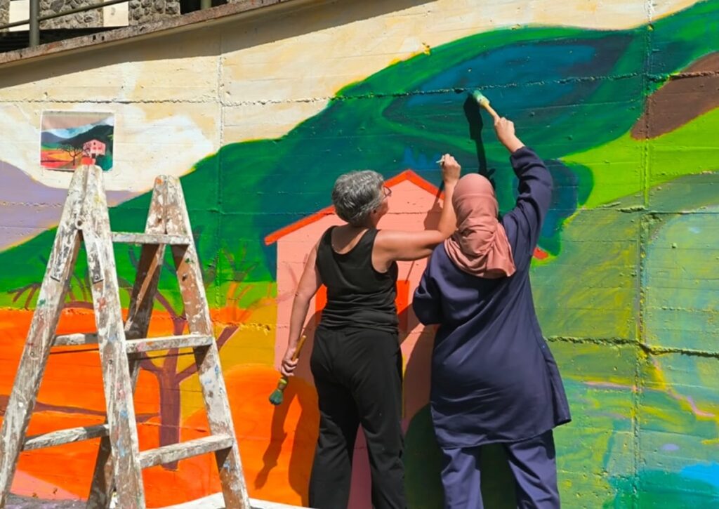 Mujeres participando en el proyecto de muralismo