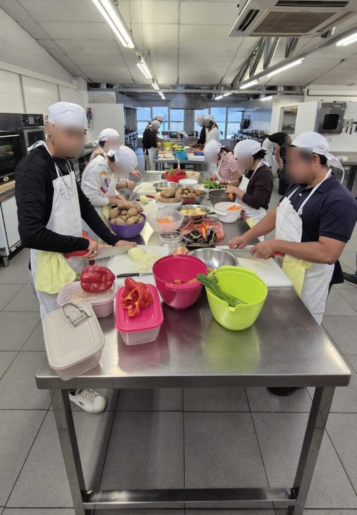 El alumnado de cocina Erroak Elkartea elabora los menús para Kaleko Afari Solidarioak
