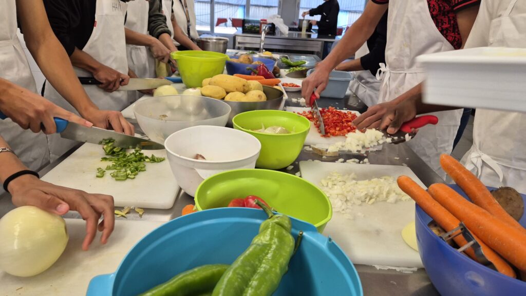 Erroak Elkarteko Sukaldaritzako ikasleek menuak prestatzen.