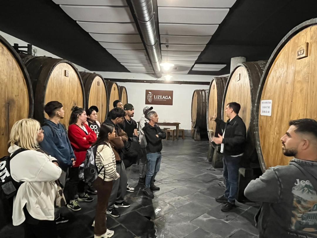Alumnado del Itinerario de Hostelería de Erroak Elkartea en su visita a la Sidrería Lizeaga