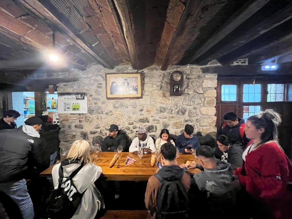 Lizeaga Sagardotegiak esperientzia gastronomiko bat eskaini zien Erroak Elkarteko ikasleei.