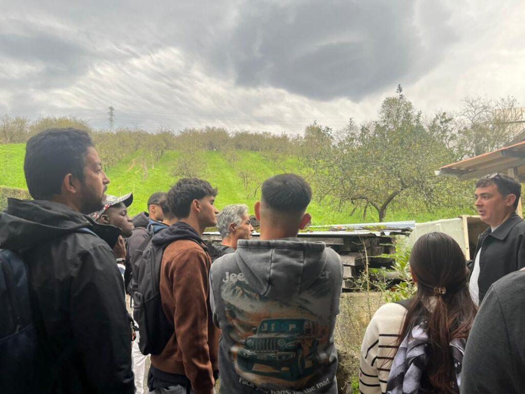 El alumnado de Erroak Elkartea aprendiendo desde el cuidado de los manzanos y los diferentes procesos de recogida de las manzanas, hasta la producción, fermentación y conservación de la sidra