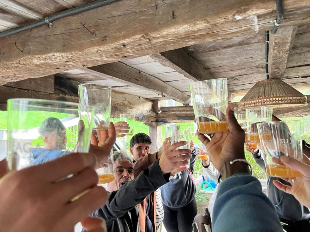 En la jornada en sidrería Lizeaga el alumnado de Erroak Elkartea degustó un delicioso zumo de manzana