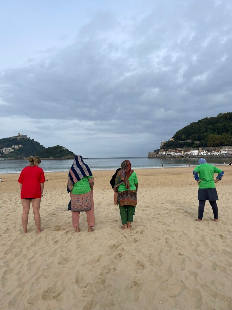 Emakumeak Itsasoan, mujeres de Erroak Elkartea en la Playa de la Concha