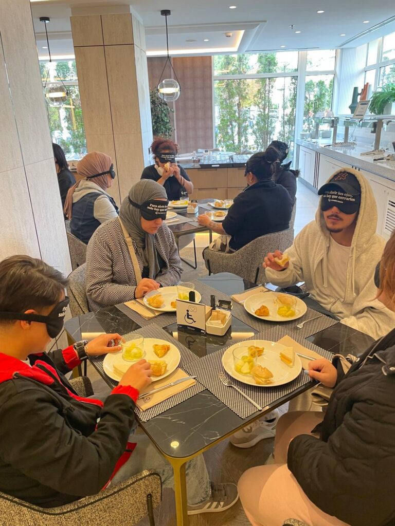 Viviendo la experiencia del desayuno a ciegas, una actividad de sensibilización y empatía.