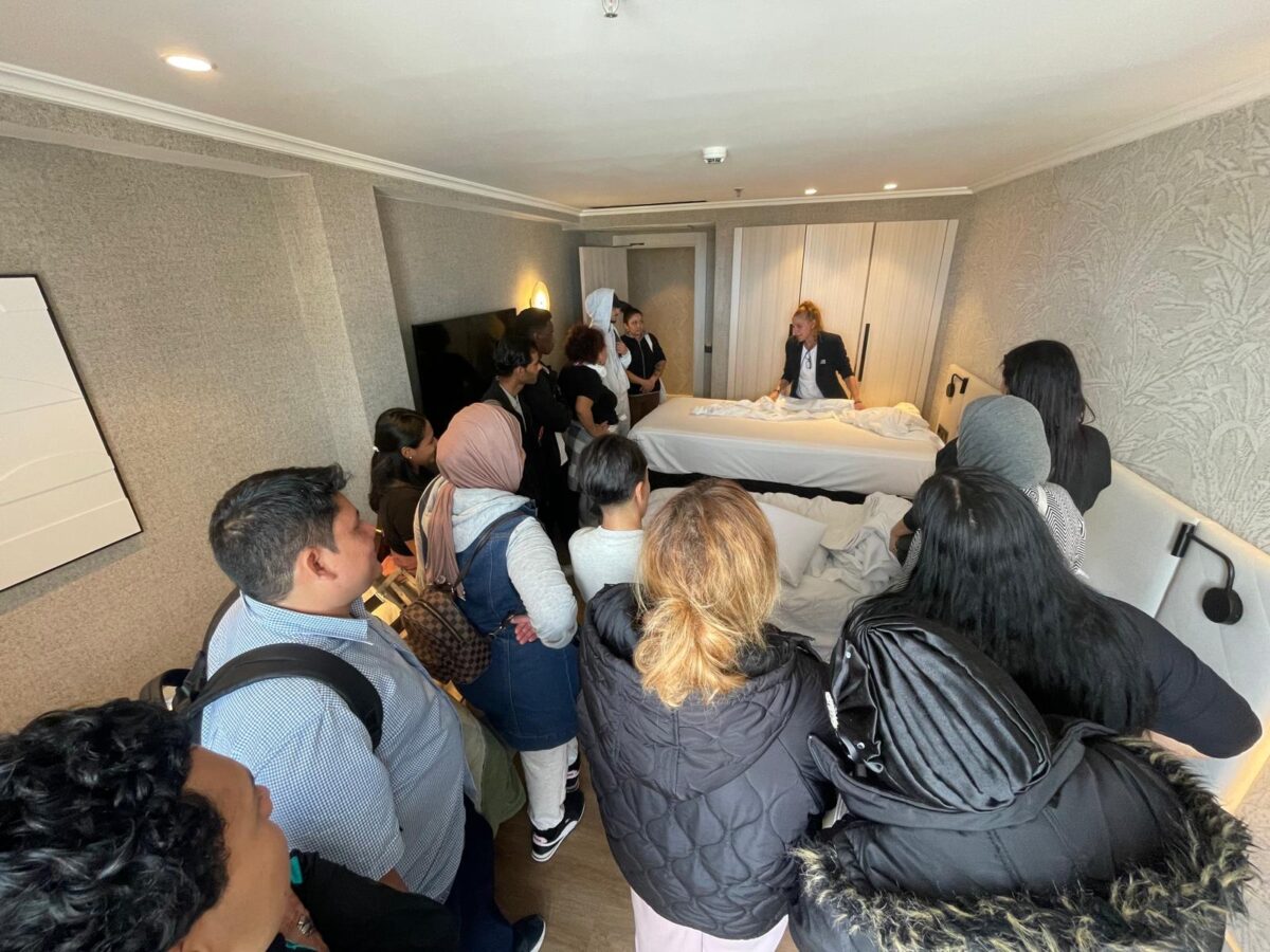 Participantes del itinerario de Limpieza de Hoteles observan el trabajo de camareras de piso en el Hotel Ilunion Donostia
