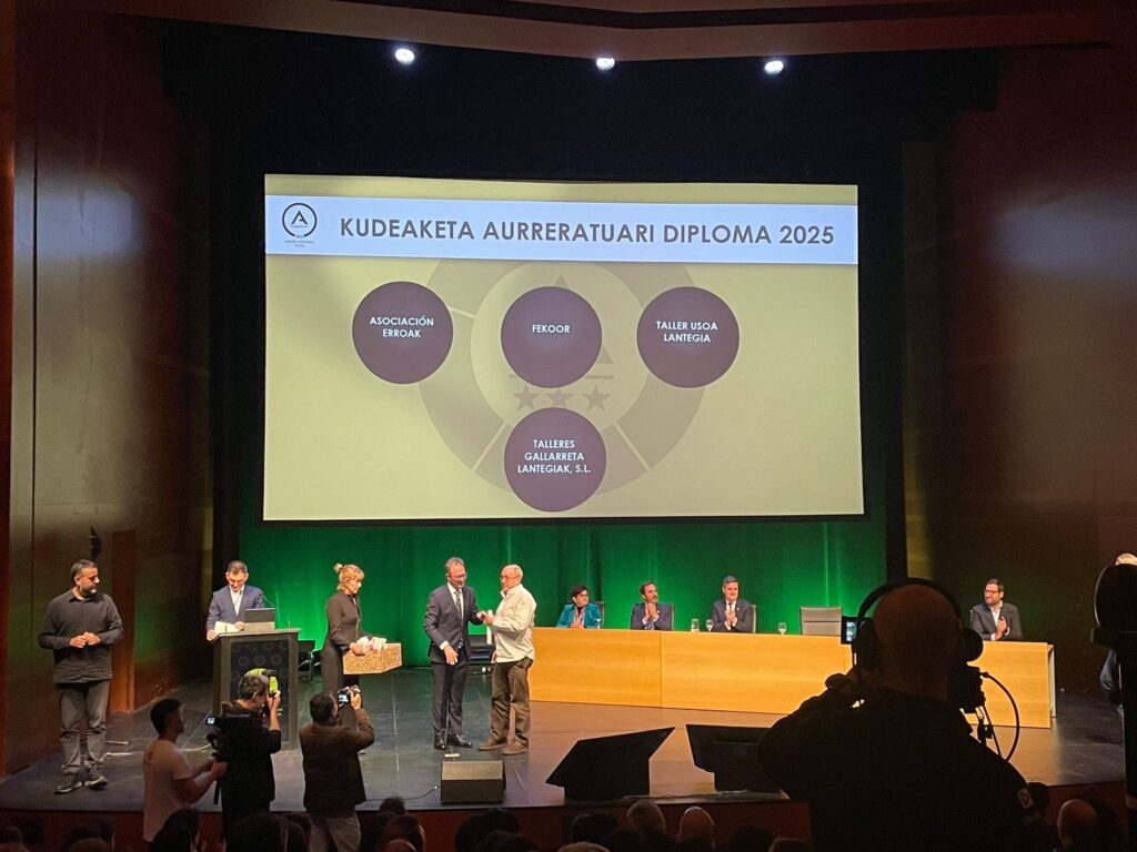 Nuestro compañero Pepe Lázaro subió al escenario para recoger el diploma de Gestión Avanzada en nombre de Erroak Elkartea
