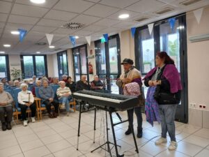 Mujeres de Emari llevan mantas a DomusVi