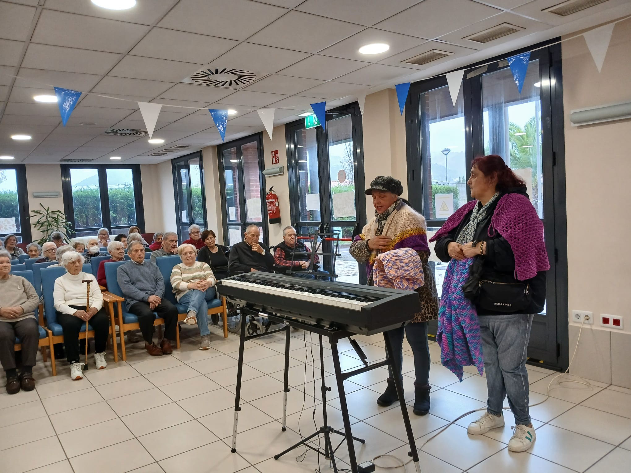 Mujeres de Emari llevan mantas a DomusVi