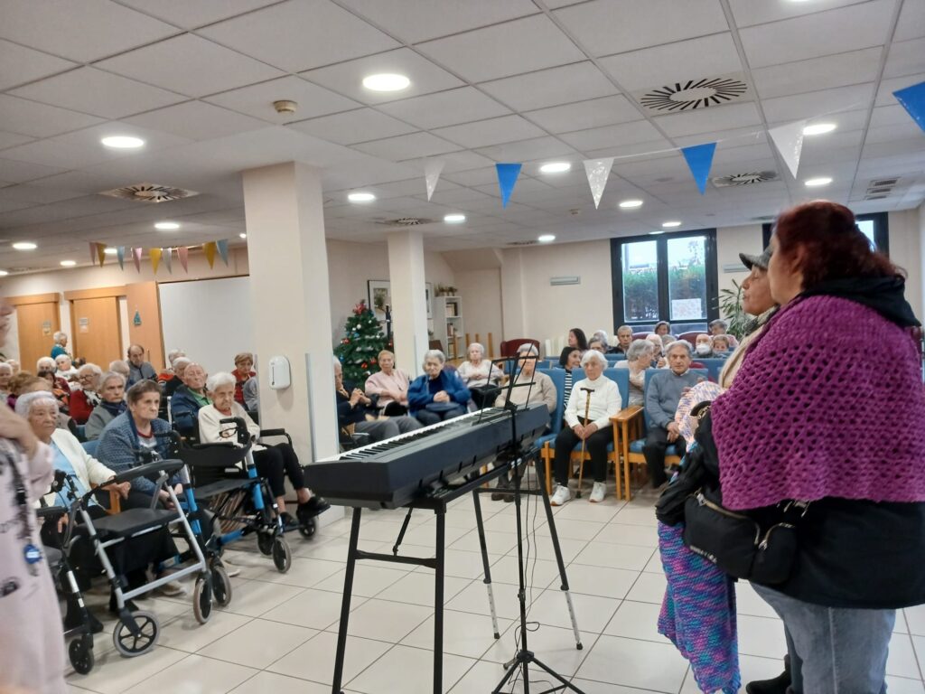 Las mujeres de Emari comparten con los residentes de Berra-DomusVI la experiencia de realizar las mantas que les van a regalar.