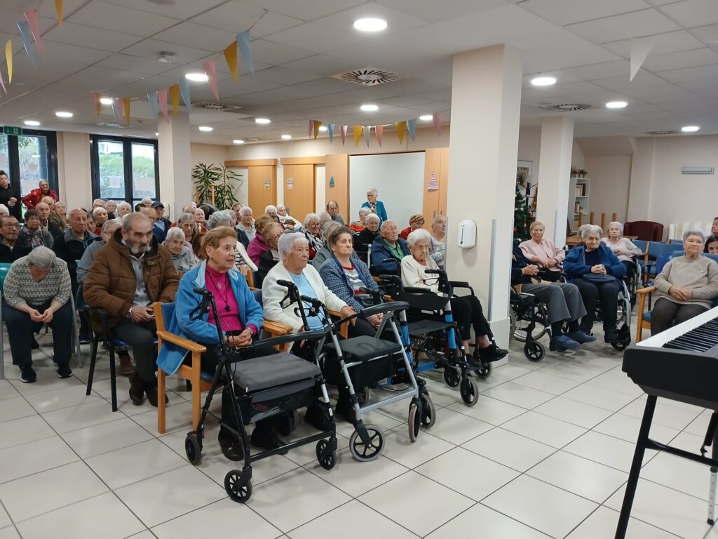 Berrako egoilarrek harrera egiten diote Emari taldeko emakumeei mantak jasotzeko.