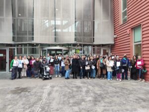 Grupo de mujeres de Erroak Elkartea visita Centro de Física de Materiales