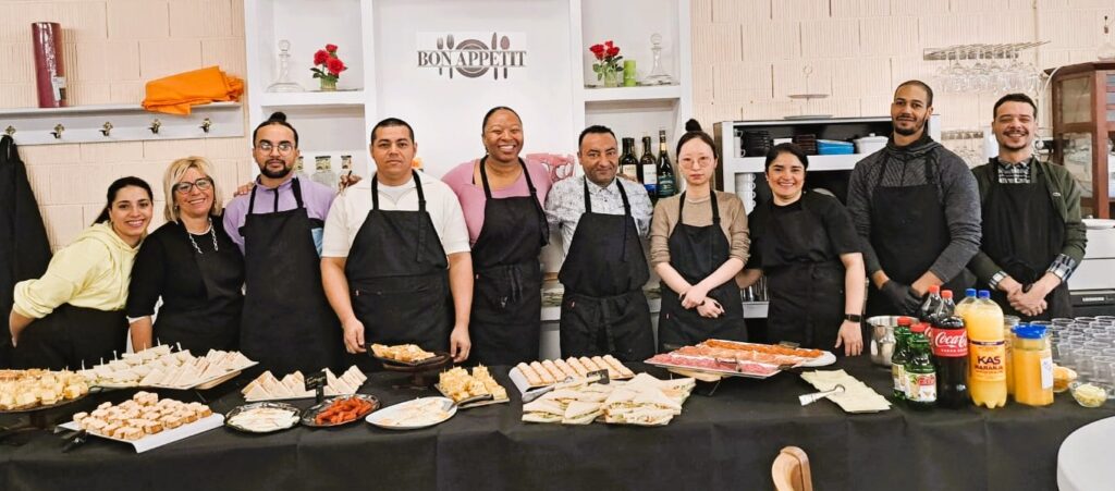 El alumnado de restaurante y bar ha realizado sus prácticas profesionales en un entorno real de trabajo en el taller de hostelería de Erroak Elkartea