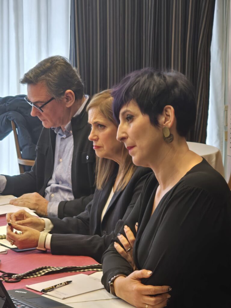 La consejera de Justicia y Derechos Humanos, María Jesús San José, el director de Justicia, Chema Bastos, y la directora de Aukerak, Agencia Vasca de Reinserción Social, Sofía Archeli.