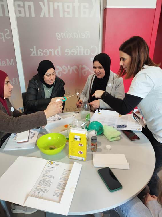 Las mujeres de Erroak Elkartea realizan pequeños experimentos sencillos diseñados para despertar la curiosidad