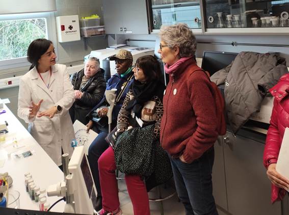 Las mujeres de Erroak Elkartea conversan con personal investigador del CFM