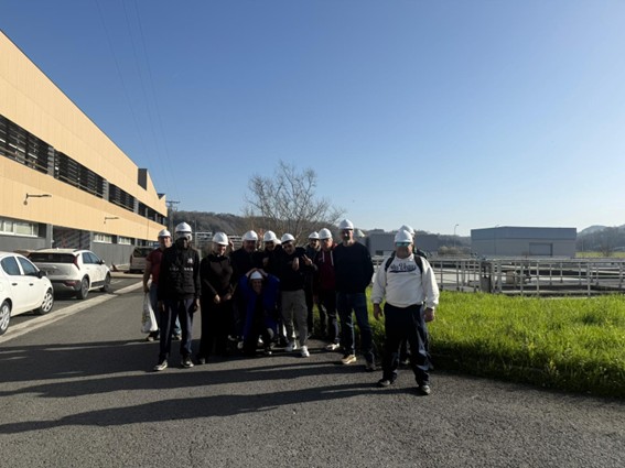 El alumnado del Taller Bidean del Ayuntamiento de Donostia y la Red de Talleres de Aprendizaje Permanente en su visita a la Estación Depuradora de Aguas Residuales de Loiola.