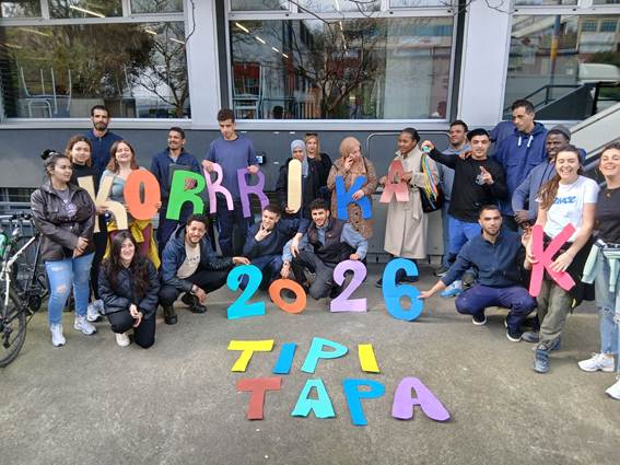 Alumnado de Erroak Elkartea con carteles preparados para la 24. Korrika.