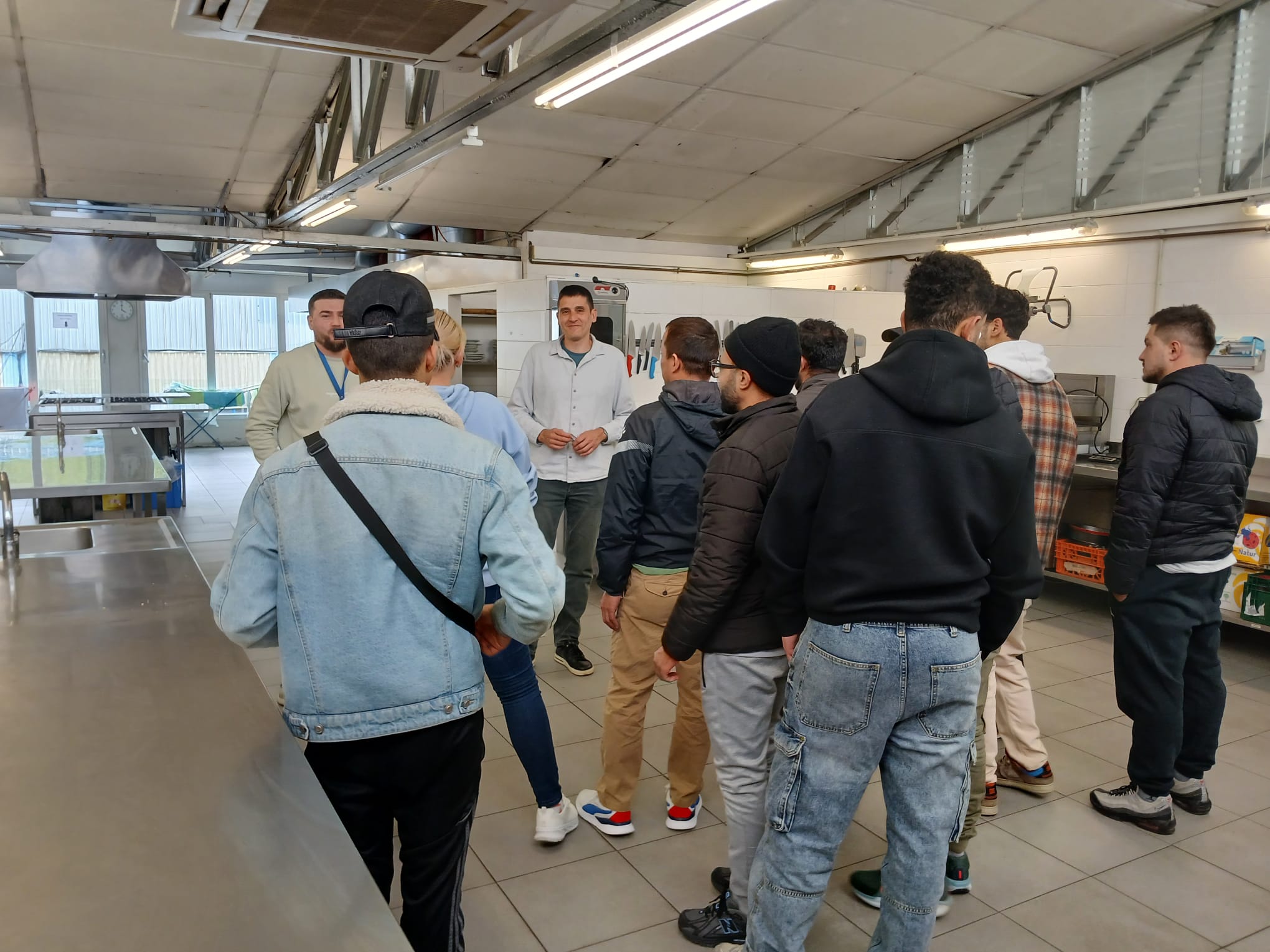 Charla de profesionales de Fundación Matia al alumnado de cocina de Erroak Elkartea.