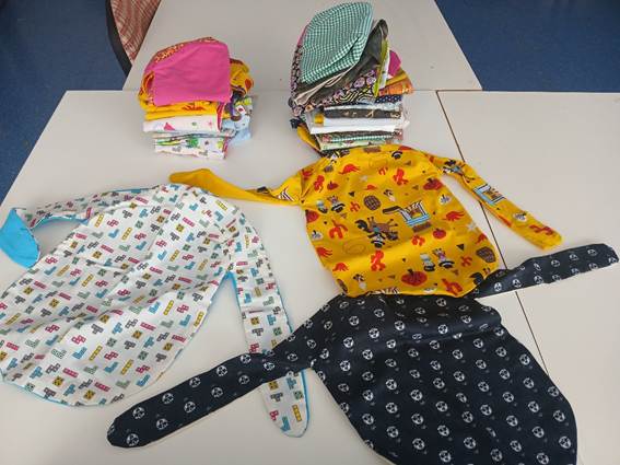 Pañuelos infantiles elaborados por el grupo Emari para niñas y niños con cáncer.
