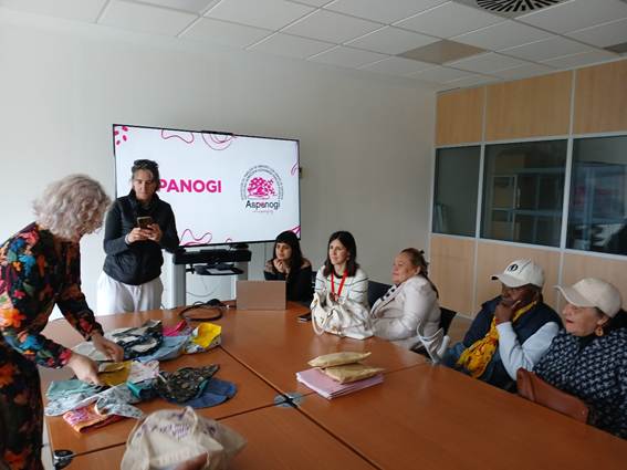 Participantes del grupo Emari entregando pañuelos infantiles solidarios a Aspanogi.