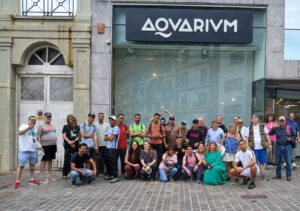 Participantes de los grupos socioeducativos de Erroak Elkartea durante la visita al Aquarium de Donostia.