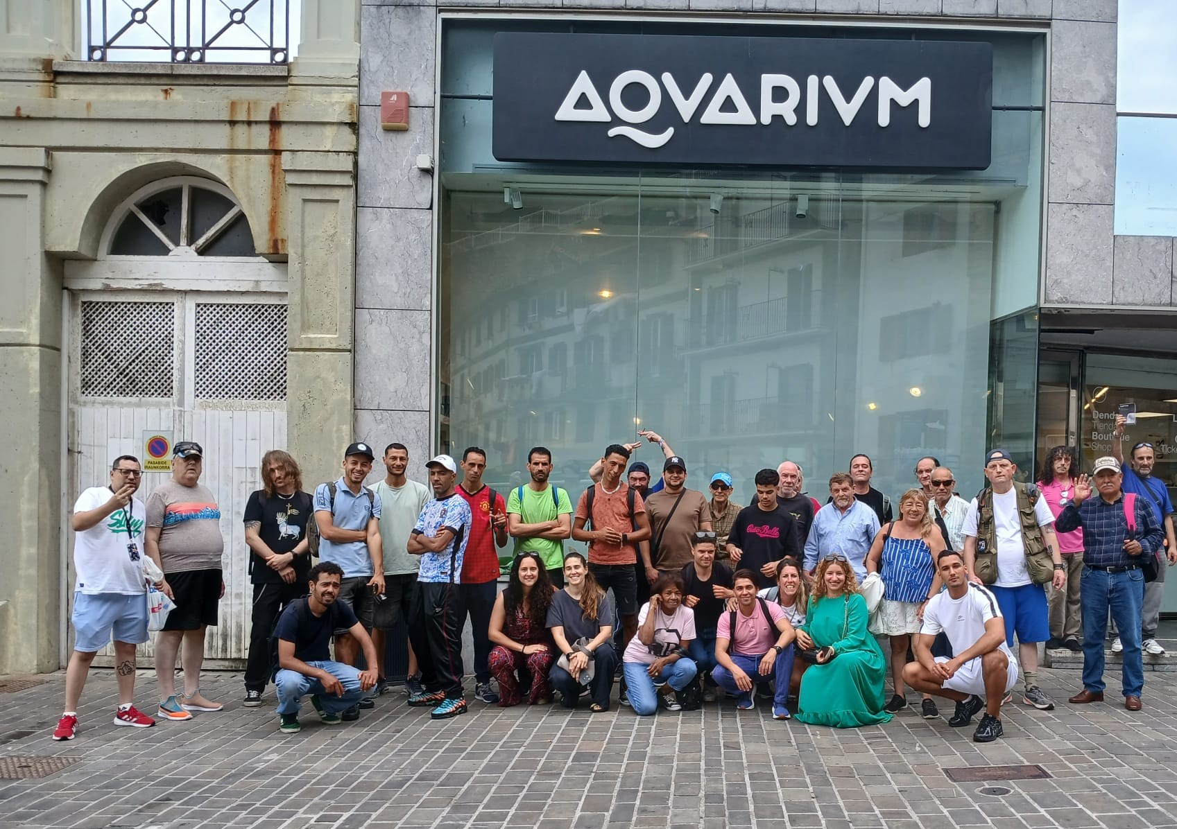 Participantes de los grupos socioeducativos de Erroak Elkartea durante la visita al Aquarium de Donostia.