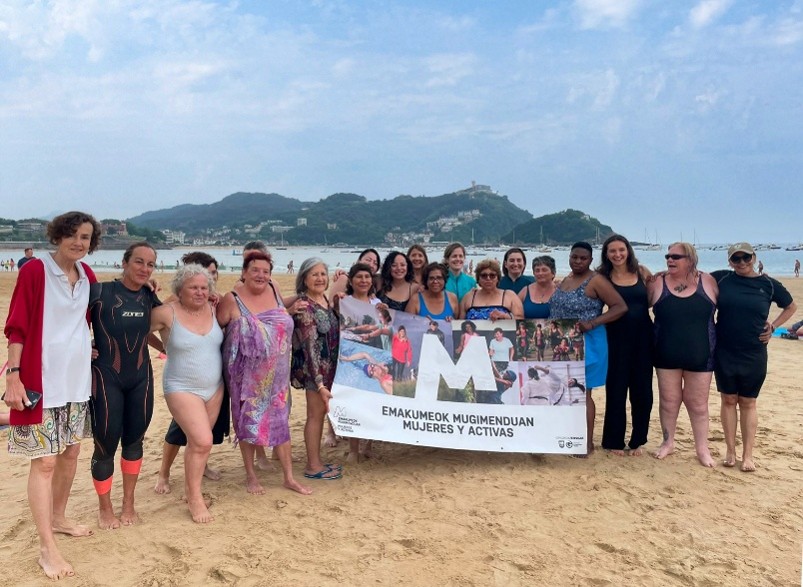 Mujeres de Erroak Sartu Elkartea participando en el proyecto Emakumeon Mugimenduan.