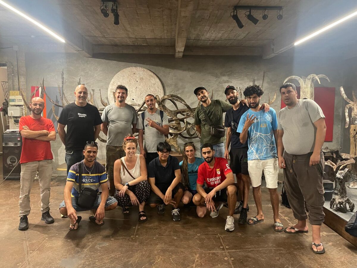 Visita formativa del alumnado de Soldadura de Erroak Elkartea a la exposición artística de Corné Nuham.