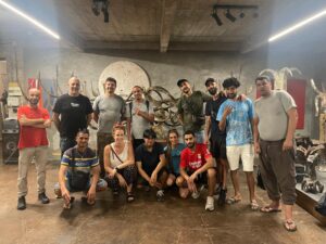 Visita formativa del alumnado de Soldadura de Erroak Elkartea a la exposición artística de Corné Nuham.