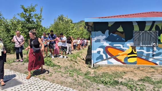 Asistentes a la presentación de P27 Biziberritzen recorriendo el mural comunitario
