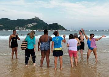 Las mujeres de Erroak Sartu Elkartea observan el mar durante una sesión de "Emakumeak eta Itsasoa"