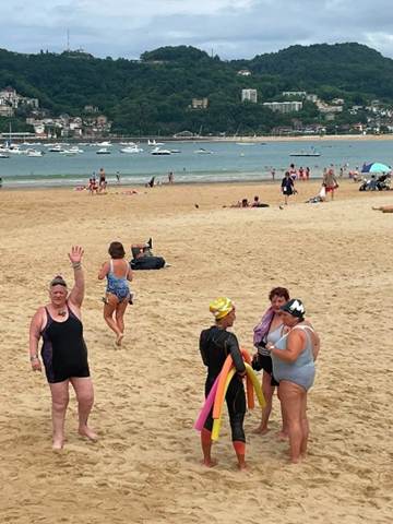 Las mujeres de Erroak Sartu Elkartea durante una sesión del proyecto "Emakumeak eta Itsasoa" en la playa