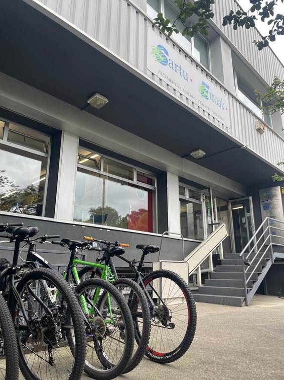 Bicicletas del servicio de préstamo de Erroak Sartu Elkartea “Bizi Sartu”.