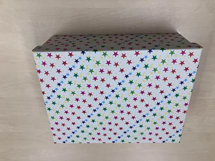 Los elementos tejidos por las mujeres de Gure Artean han sido introducidos en una caja y entregados a la Asociación Esku Hutsik