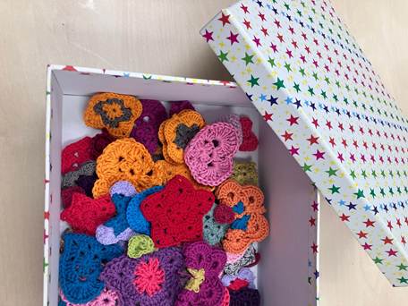Elementos de ganchillo elaborados por las participantes de Gure Artean para las cajas de duelo de Esku Hutsik.